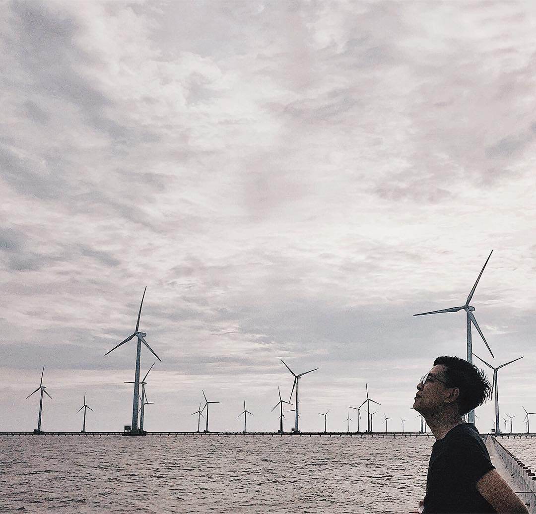 Cánh đồng quạt gió nổi tiếng ở Bạc Liêu hiện lên trong MV của chàng ca sĩ trẻ hút hồn người xem