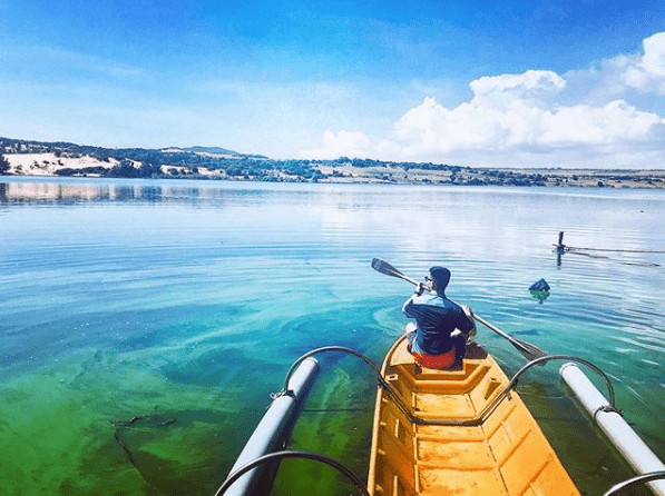 Sẽ thật tuyệt nếu bạn thử tham gia thú vui chèo thuyền trên hồ, ngắm non nước hữu tình