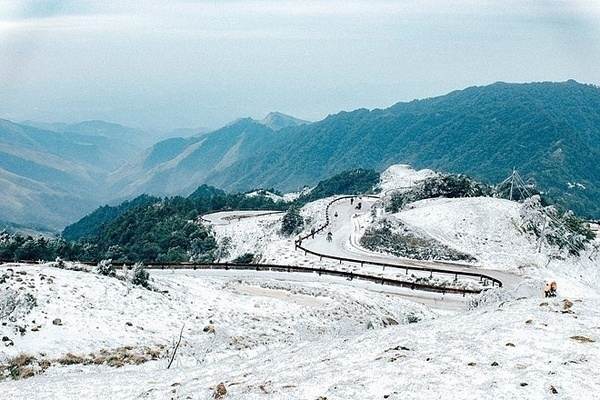 Tuyết trắng bao phủ đỉnh Mẫu Sơn