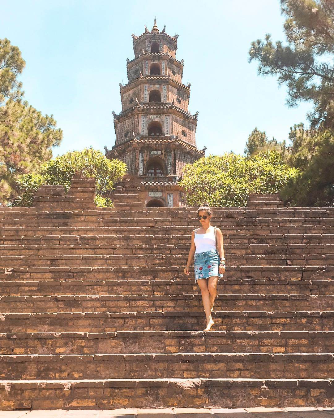 Từ xa, bạn dễ dàng nhận ra chùa Thiên Mụ bởi tháp Phước Duyên cao chất ngất