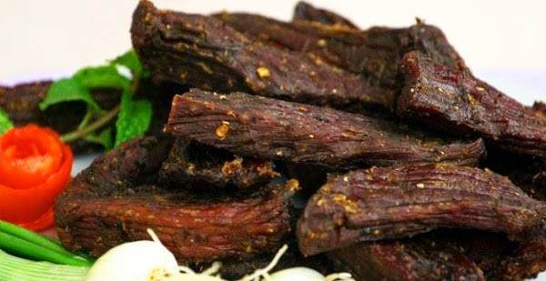 Nhấm nháp, dai thơm của món thịt trâu gác bếp của người Thái đen ở Mộc Châu