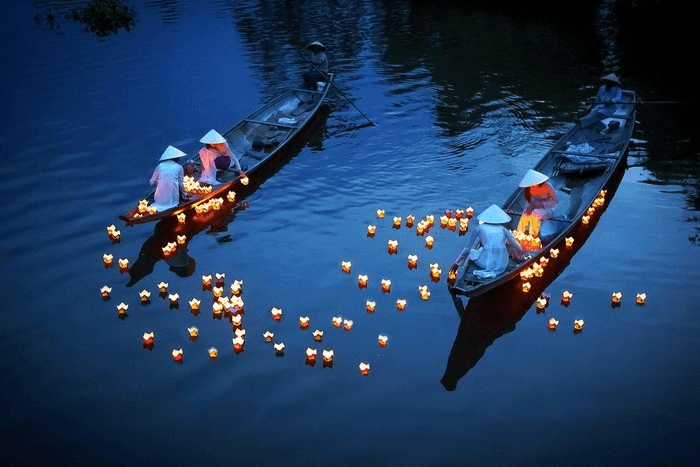 Đi thuyền trên sông Hoài và thả đèn hoa đăng