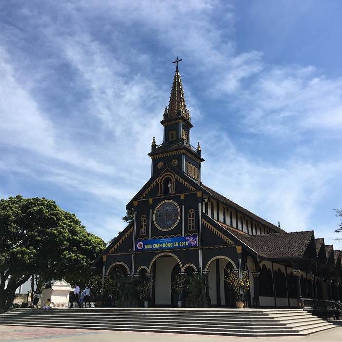 Bạn có thể đến thăm nhà thờ gỗ Kon Tum vào bất cứ thời điểm nào
