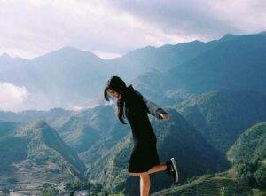 Cát Cát là làng dân tộc người Mông nằm bình yên bên thác nước Cát Cát trong thung lũng ngay chân núi Hoàng Liên Sơn