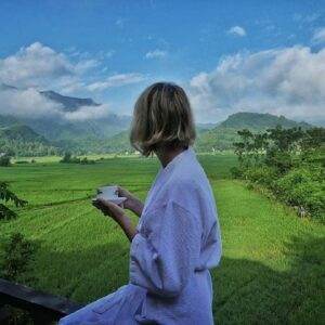 Resort được bao quanh bởi những cánh đồng lúa và cảnh quan cây xanh tươi tốt