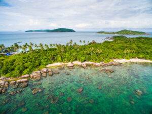 Nước biển gần hòn Dăm Ngang cũng xanh trong không kém