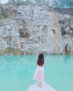 Giữa khung cảnh rừng thông xanh mát là lại có một hồ nước xanh trong veo