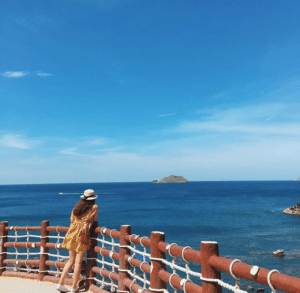 Quy Nhơn khá yên bình với sự kết hợp hài hòa giữa núi và biển