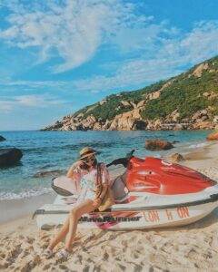 Bạn cũng có thể di chuyển bằng cano nhé!