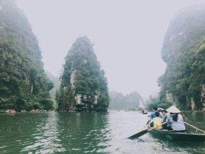 Bạn sẽ được đi qua những hang động dài và đẹp nhất ở đây