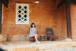 Nơi hiên Nhà Chúng Pủa là những bộ bàn ghế kiểu vòm cũ mà bạn có thể ngồi đọc sách thưởng trà