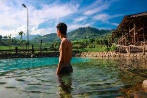 Suối nước nóng ở đây có diện tích không lớn, chỉ vừa đủ nhỏ xinh như một bể bơi tràn trong khuôn viên giao hòa thiên nhiên