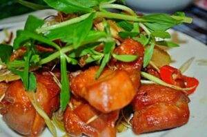 Vàng thơm màu sắc bát mắt, giòn dụm của món bê chao Mộc Châu