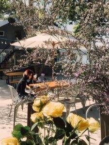 Tại đây còn sở hữu một quán cà phê cho bạn thỏa sức chụp hình sống ảo