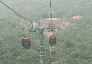 Lên chùa bằng cáp treo