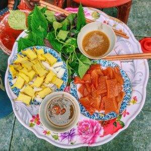 Hãy ăn kèm lá tía tô, đậu nghệ vàng, cùi dừa, chấm kèm mắm tôm sủi bọt