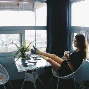 Không quá cầu kì mà chính sự giản dị, nhẹ nhàng của Chân Mây đã níu chân kẻ đến người đi