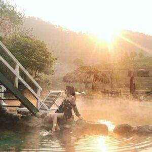 Suối nước nóng ở đây có diện tích không lớn, chỉ vừa đủ nhỏ xinh như một bể bơi