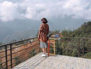Homestay này nằm trên đỉnh núi, nổi bật lên là hàng rào trắng xinh xinh