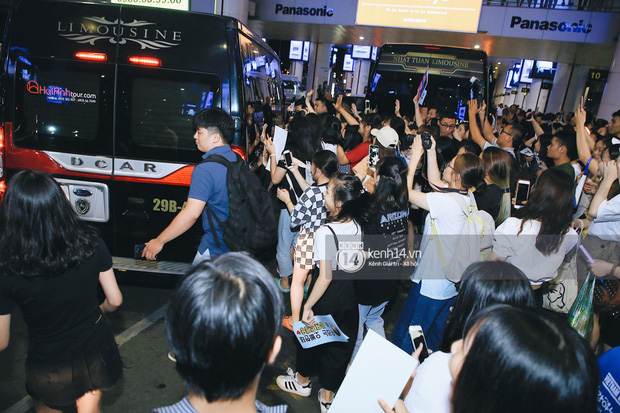 Tài tử Ji Chang Wook và Suju đã có mặt ở sân bay Nội Bài: Điển trai cực phẩm, nhìn biển fan Việt đến đón mà chóng mặt - Ảnh 18.