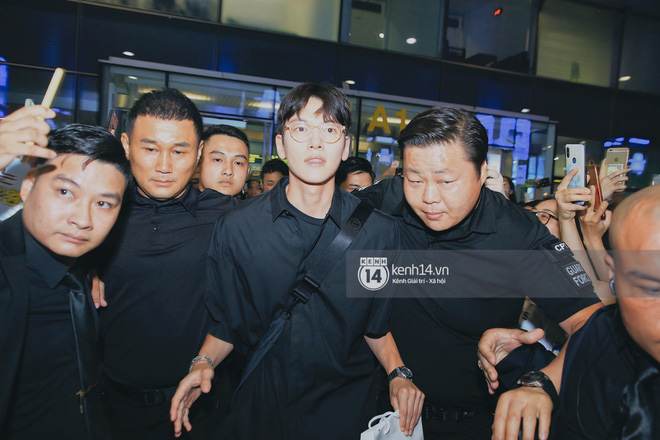 Tài tử Ji Chang Wook và Suju đã có mặt ở sân bay Nội Bài: Điển trai cực phẩm, nhìn biển fan Việt đến đón mà chóng mặt - Ảnh 10.