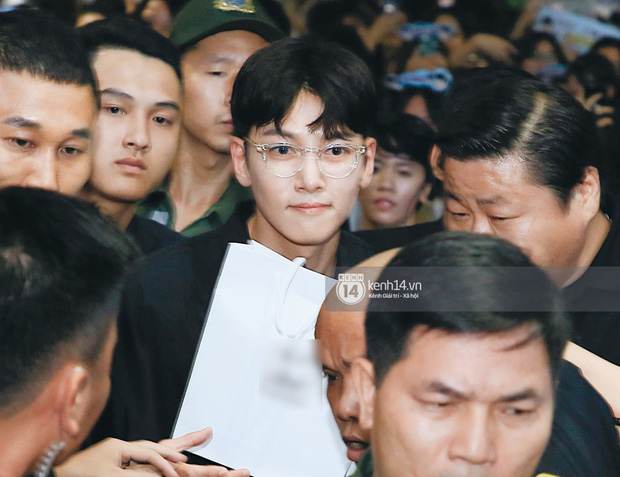 Tài tử Ji Chang Wook và Suju đã có mặt ở sân bay Nội Bài: Điển trai cực phẩm, nhìn biển fan Việt đến đón mà chóng mặt - Ảnh 9.