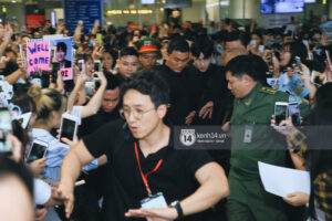 Tài tử Ji Chang Wook và Suju đã có mặt ở sân bay Nội Bài: Điển trai cực phẩm, nhìn biển fan Việt đến đón mà chóng mặt - Ảnh 1.