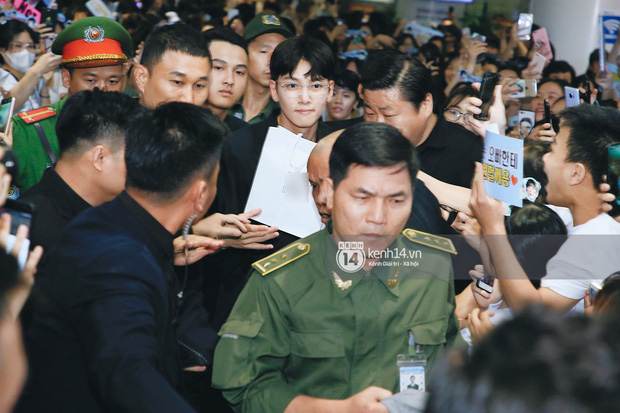 Tài tử Ji Chang Wook và Suju đã có mặt ở sân bay Nội Bài: Điển trai cực phẩm, nhìn biển fan Việt đến đón mà chóng mặt - Ảnh 8.