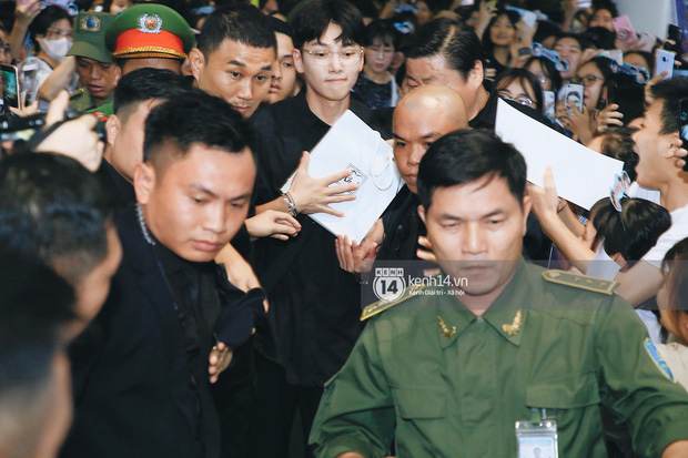 Tài tử Ji Chang Wook và Suju đã có mặt ở sân bay Nội Bài: Điển trai cực phẩm, nhìn biển fan Việt đến đón mà chóng mặt - Ảnh 4.