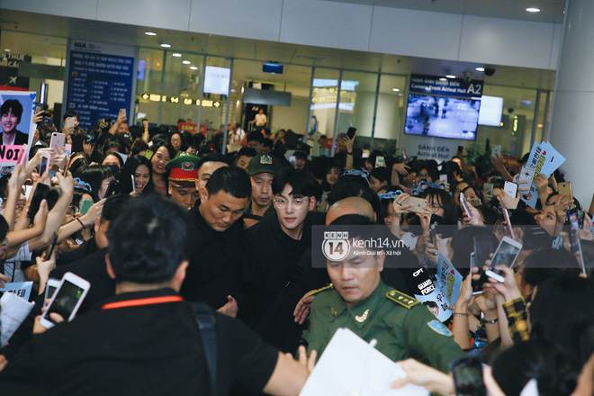 Tài tử Ji Chang Wook và Suju đã có mặt ở sân bay Nội Bài: Điển trai cực phẩm, nhìn biển fan Việt đến đón mà chóng mặt - Ảnh 10.