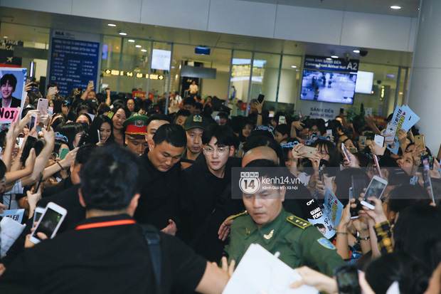 Tài tử Ji Chang Wook và Suju đã có mặt ở sân bay Nội Bài: Điển trai cực phẩm, nhìn biển fan Việt đến đón mà chóng mặt - Ảnh 2.