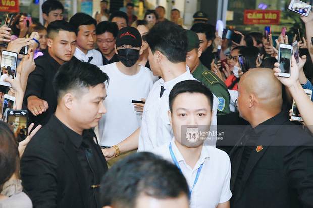 Tài tử Ji Chang Wook và Suju đã có mặt ở sân bay Nội Bài: Điển trai cực phẩm, nhìn biển fan Việt đến đón mà chóng mặt - Ảnh 15.